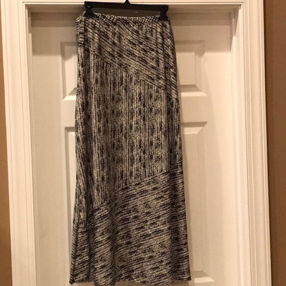 Long black and white skirt. - Picture 1 of 3